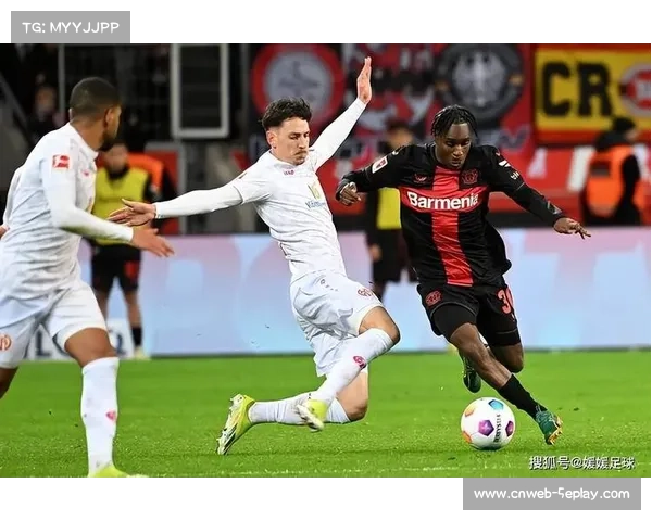 海登海姆对阵弗赖堡赛前，俱乐部为效力多年的功勋老将举行纪念仪式